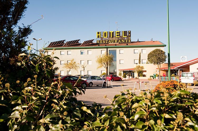 Hotel Rey Arturo Burgos Villagonzalo Pedernales Exterior foto